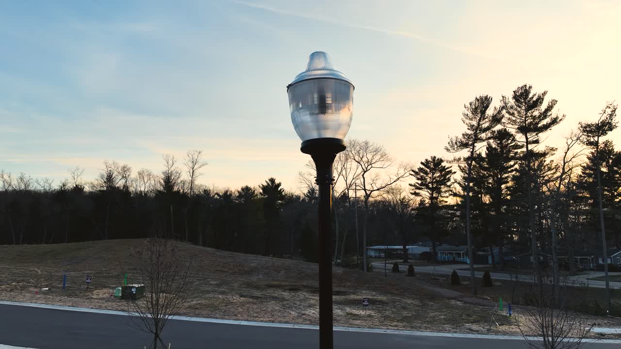 tirando hacia atrás y inclinando sobre el vidrio de la lámpara