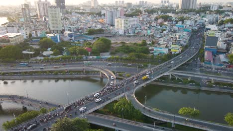 Las-Motocicletas-Corren-En-El-Puente-En-La-Tarde-Del-Atardecer-Vietnam