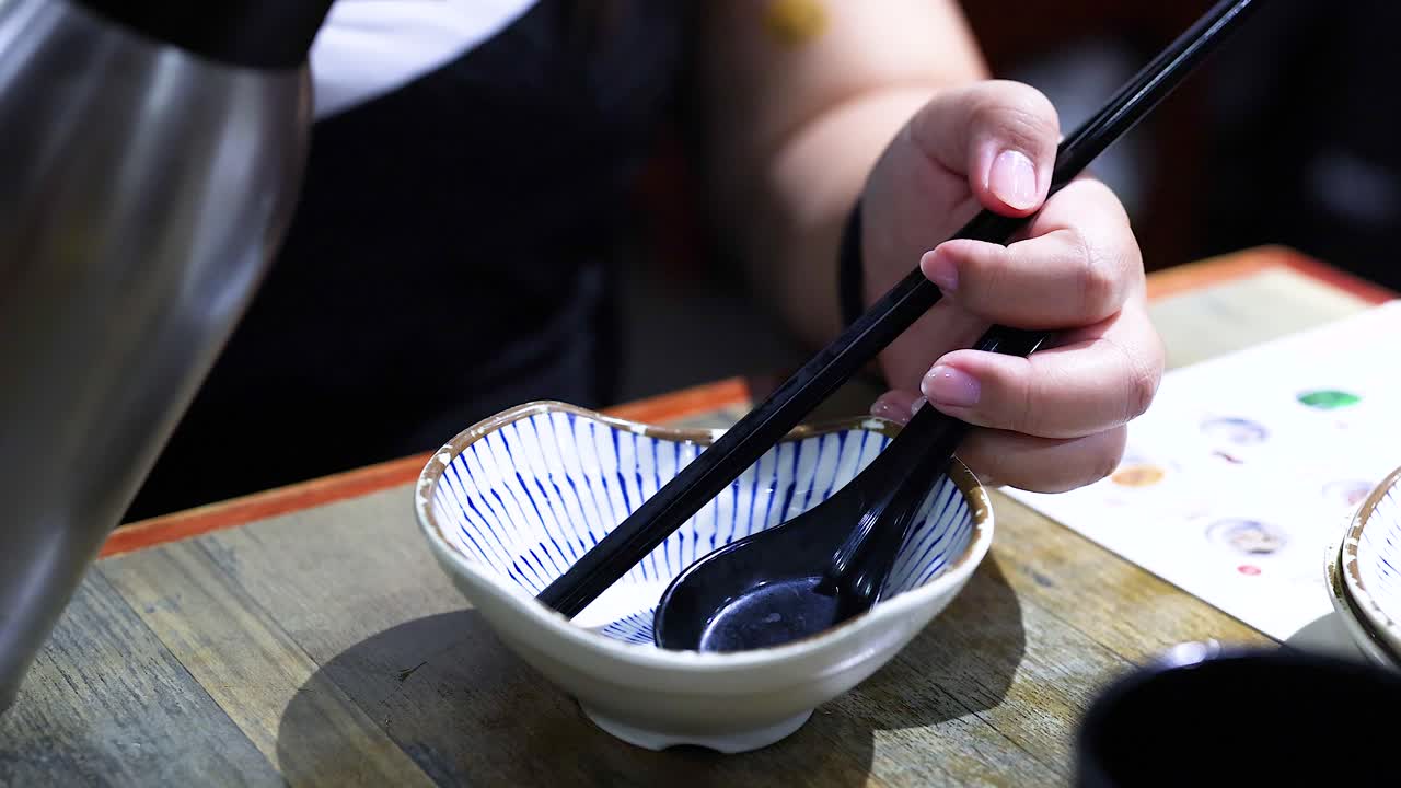 persona vertiendo agua en un cuenco