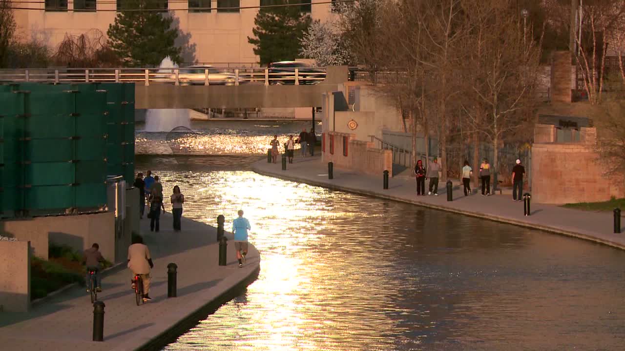 인디애나폴리스 인디애나 강에서 축소 건물에서 빛나는 태양과 함께 황혼에 인디애나 강 산책