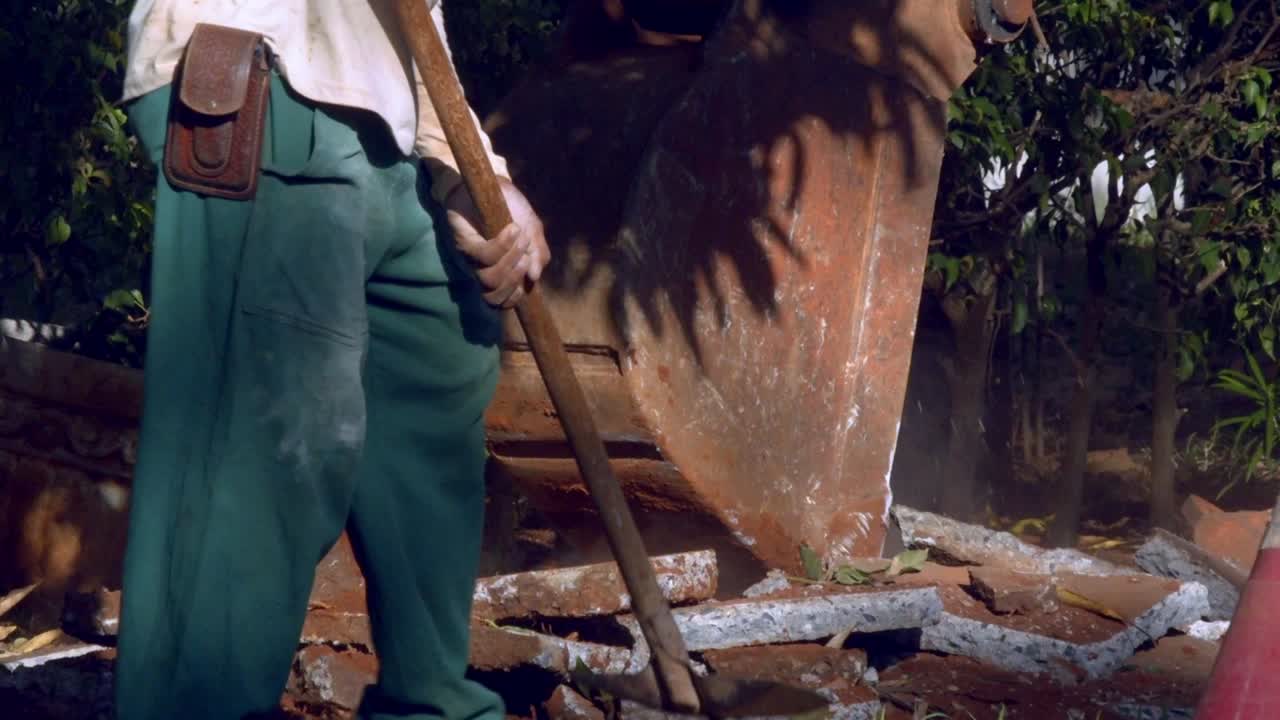 proyecto de construcción en la ciudad como trabajadores y maquinaria trabajan juntos