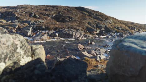 el río escudo canadiense que corre a través de las rocas