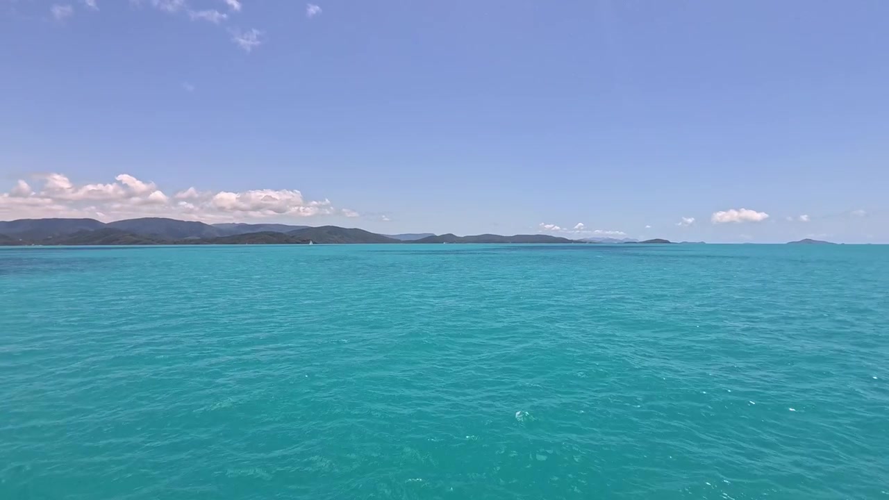 Vista panoramica dell'oceano calmo e turchese e di isole tropicali lontane
