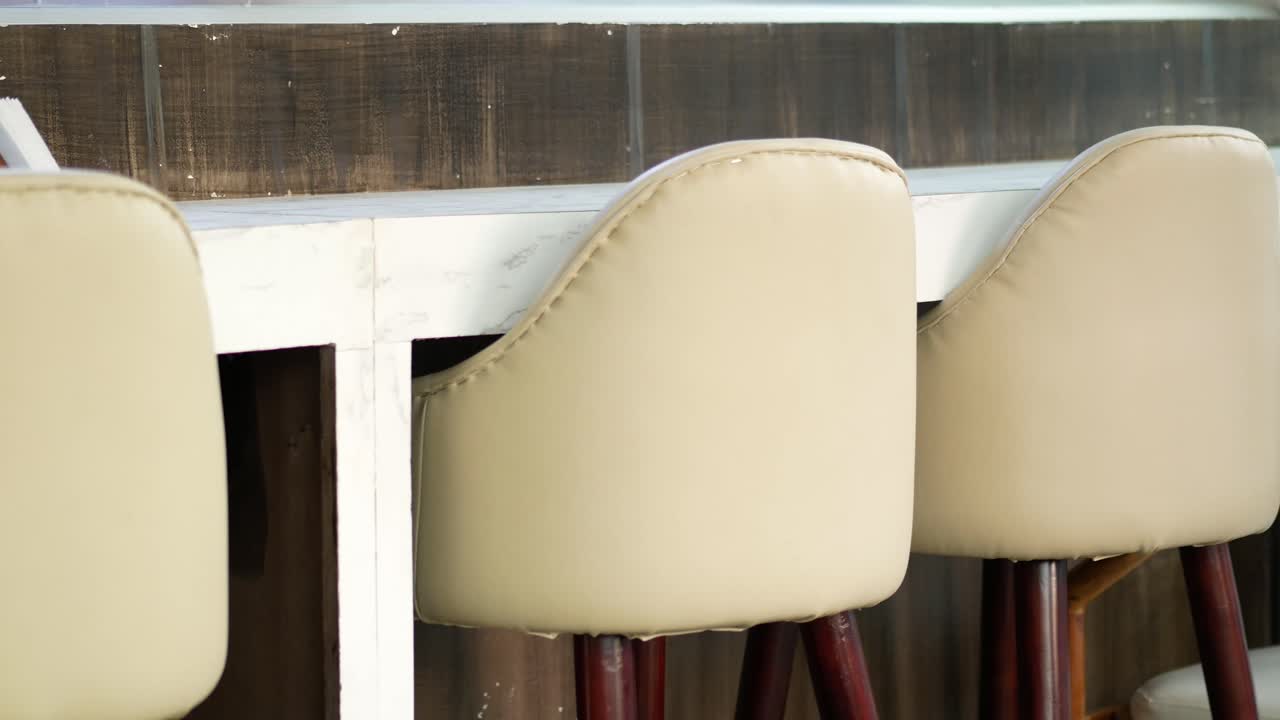 카운터 에 있는 베이지색 바 의자