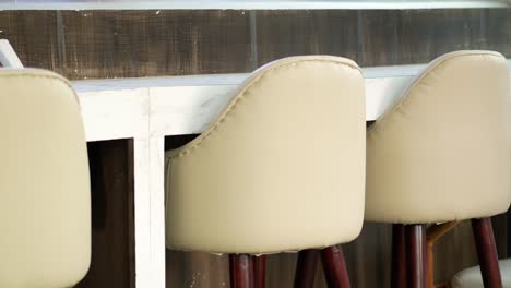 taburetes de bar de color beige en un mostrador
