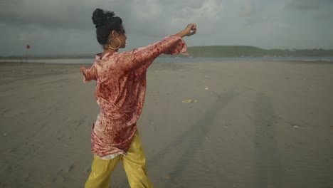 en una playa ventosa, una joven adulta asiática se para, vestida con ropa de moda y con un peinado único, explorando el arte de volar su cometa