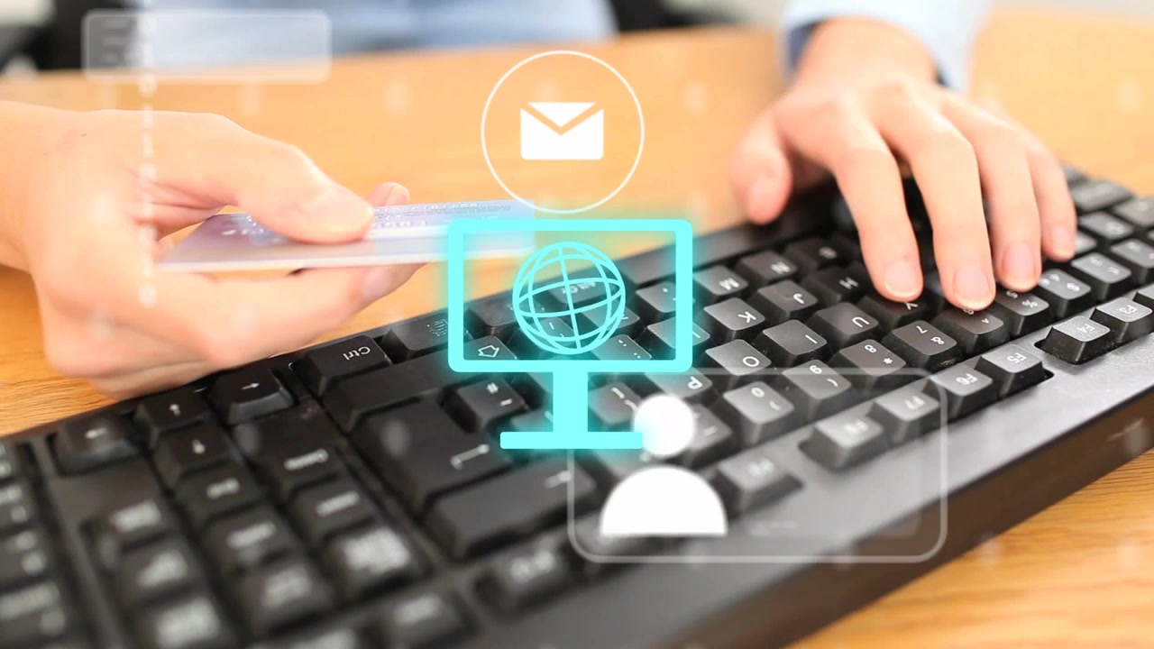 Manos de trabajador sosteniendo una tarjeta y escribiendo, iniciando un HUD financiero con un globo terráqueo, iconos y dígitos binarios.