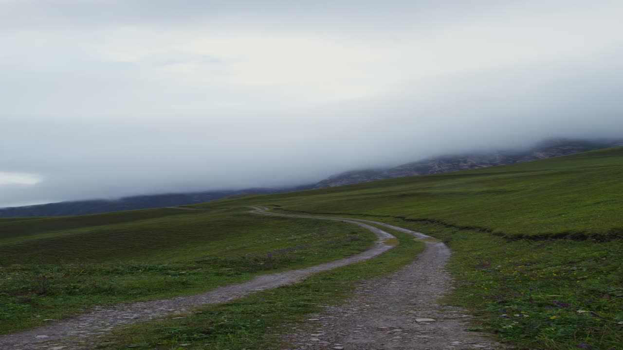 camino de montaña en la niebla