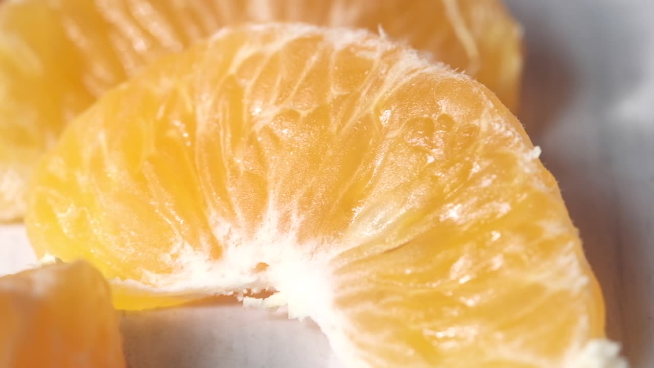 유성한 만다린 오렌지 세그먼트의 클로즈업