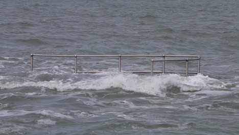 Barandillas-Y-Escalones-Engullidos-Por-Una-Marea-De-Primavera