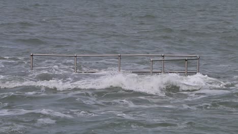 barandillas y escalones engullidos por una marea de primavera