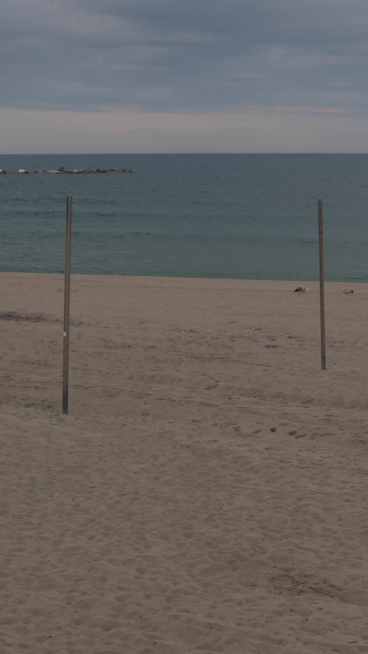 바르셀로나 해변은 코로나 바이러스 봉쇄 기간 동안 거의  비어 있습니다.