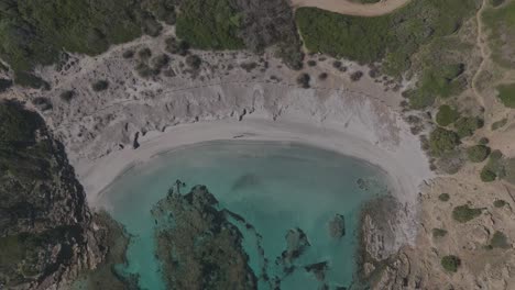 Luftdrohne-Oben-Auf-Menorca-Cliff-Beach-Waldgeographie-Felslandschaft-In-Cala-Sa-Torreta,-Versteckter-Reiseort