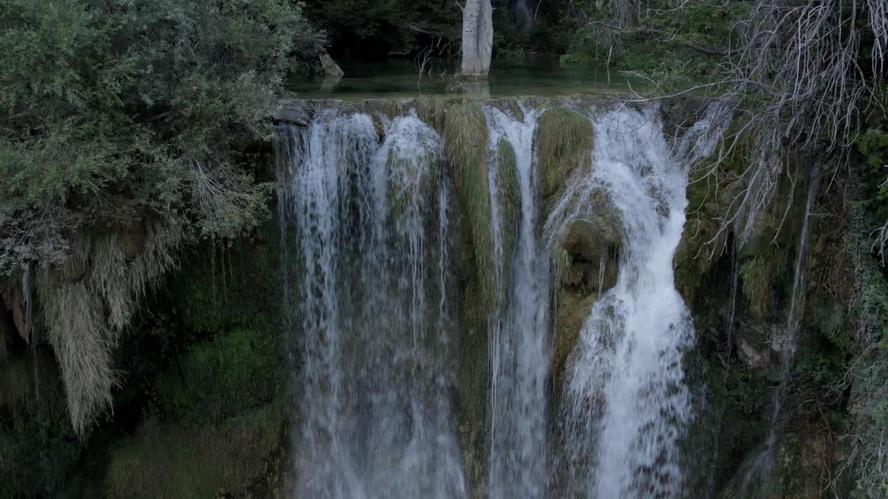 video de drones del avión grúa descendiendo sobre la cascada manojlovac en el río krka en croacia