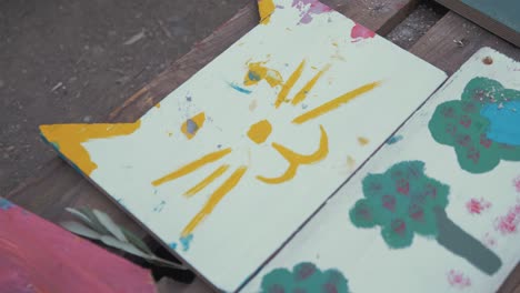 나무 판자에 그려진 고양이 캐리커처 그림