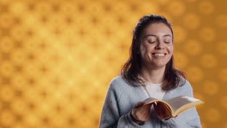 persona alegre que le gusta la nueva novela olor fresco, fondo de estudio