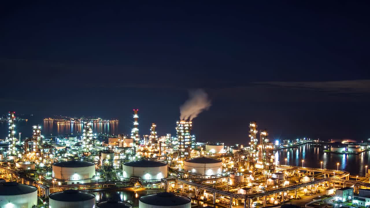 vista nocturna de una gran refinería de petróleo