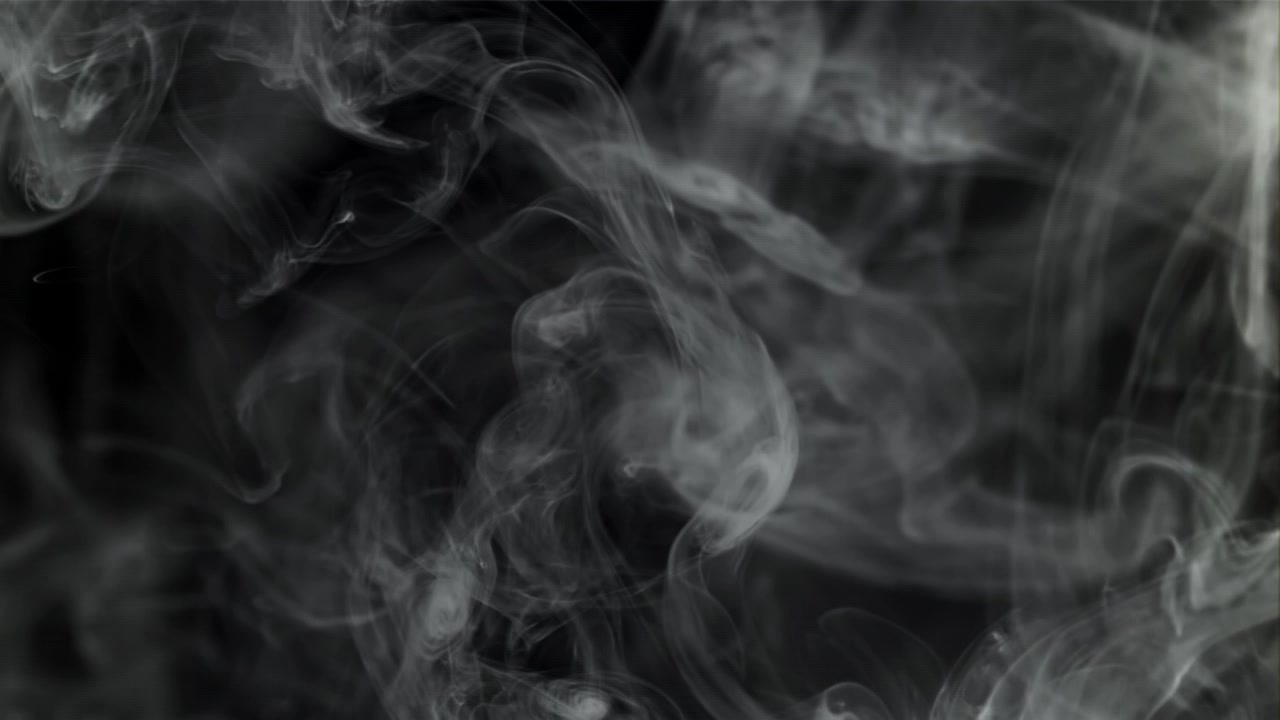 Fumo Bianco Astratto che si Avvolge e si Dissolve su Sfondo Nero
