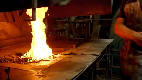 herrero mirando el fuego 4k