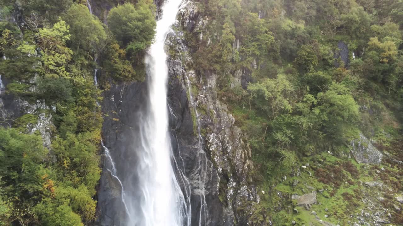 idílica cordillera de snowdonia aber falls falls national park vista aérea hacia atrás