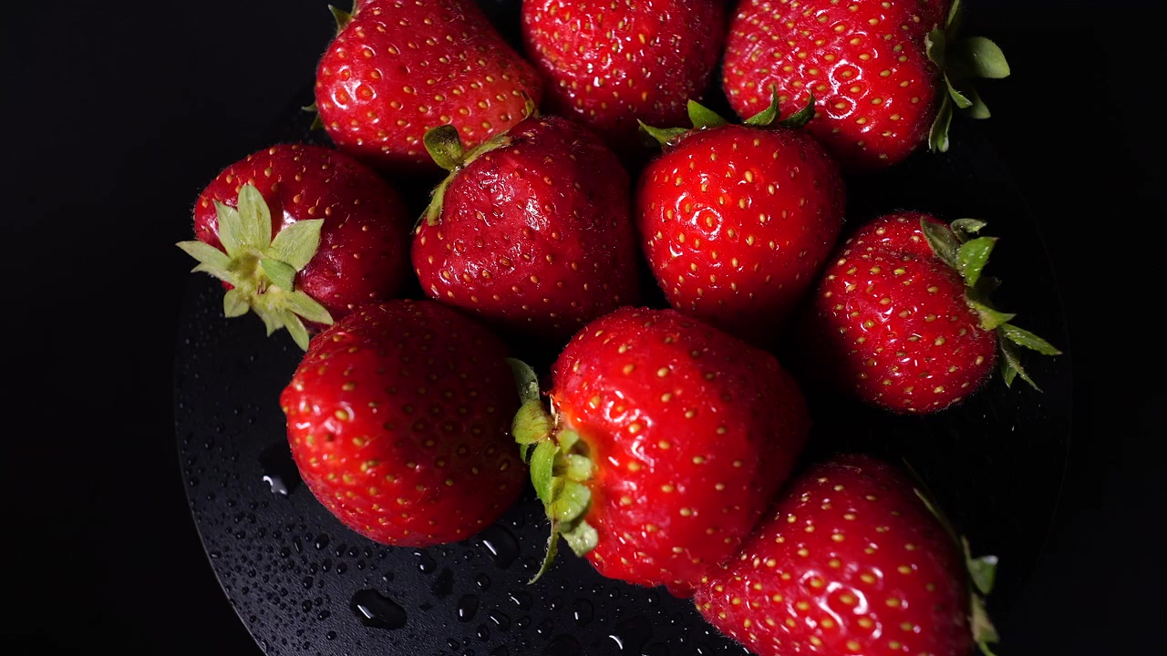 Primo piano ravvicinato rotante dall'alto di fragole fresche biologiche.