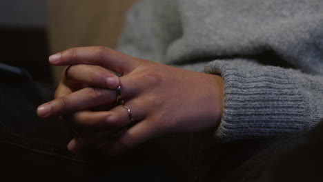 chica nerviosa tocando sus anillos