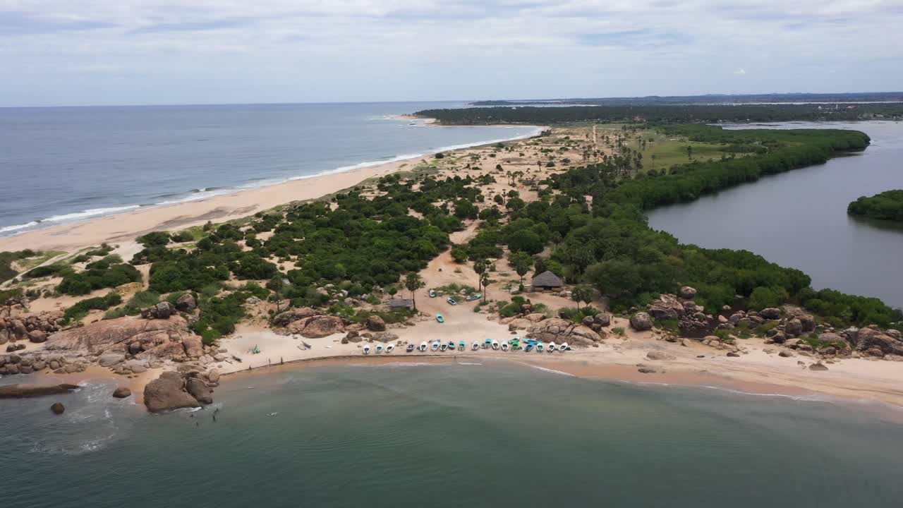 levantamiento aéreo sobre el océano, la playa y las olas en el popular destino de surf de la bahía de arugam, sri lanka