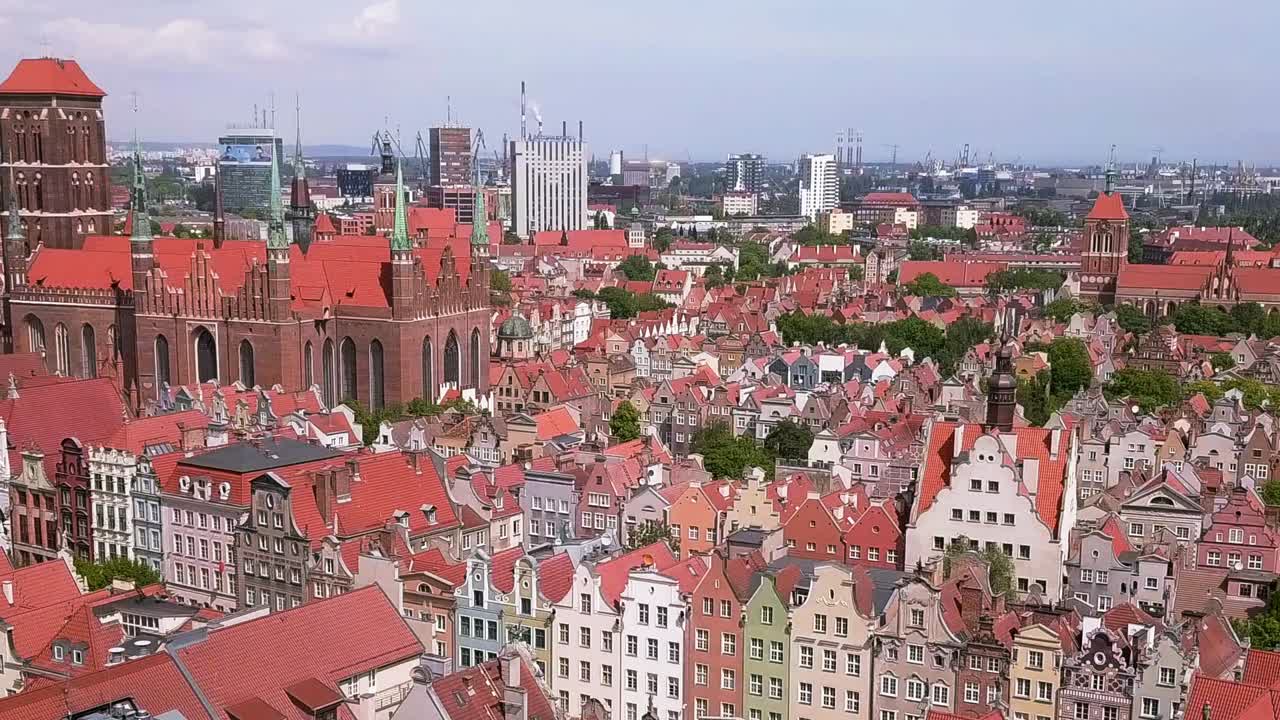 imágenes de drones del casco antiguo de gdansk