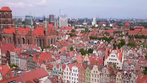 Imágenes-De-Drones-Del-Casco-Antiguo-De-Gdansk