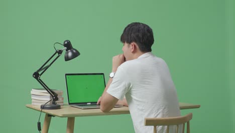집에서 일하거나 사무실에서 일하는 남자