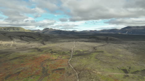 Vista-Aérea-Del-Interminable-Camino-De-Tierra-En-El-Campo-De-Islandia