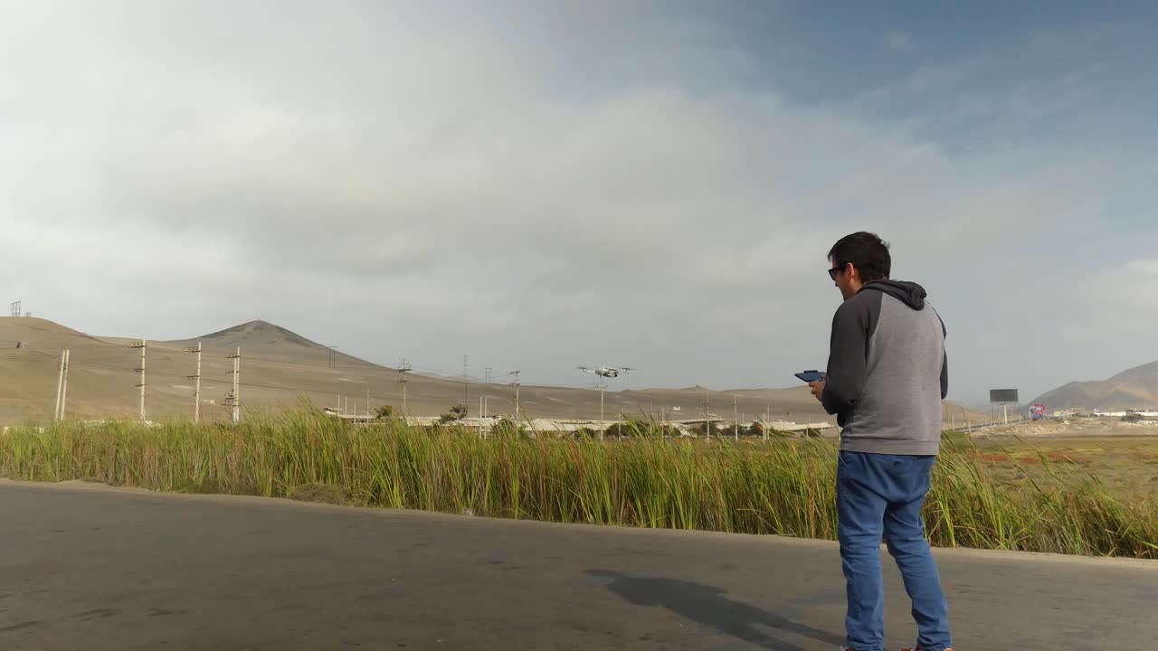 드론을 날리는 사람