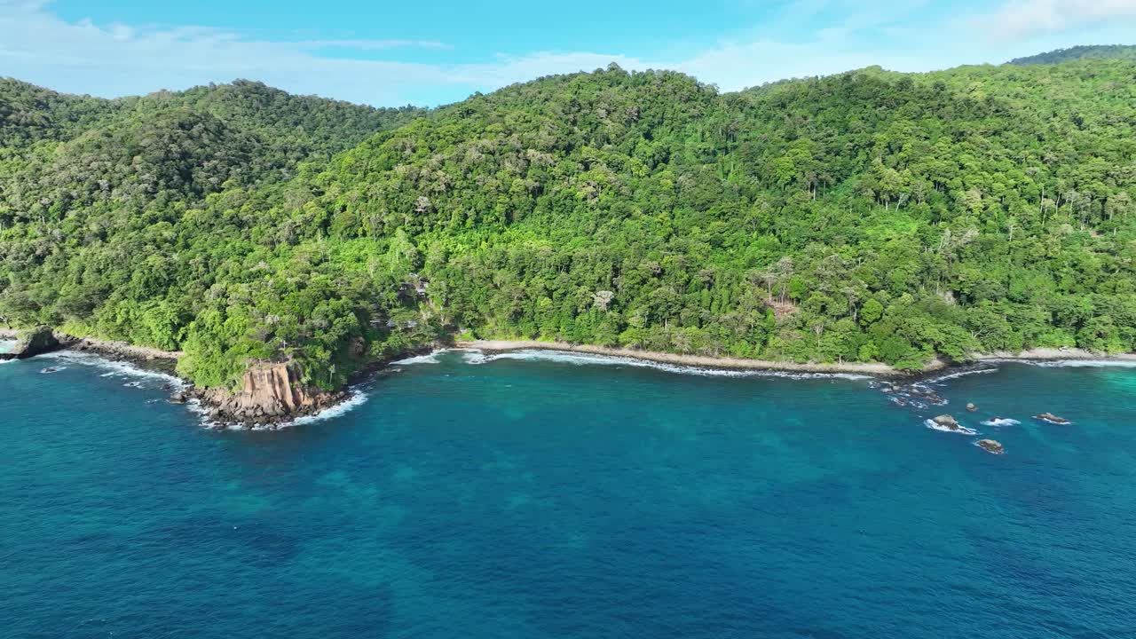la exuberante playa de batu kapal en la isla de weh, indonesia, con aguas azules claras y denso bosque, vista aérea