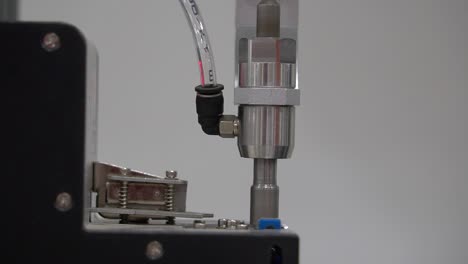 máquina de ensamblaje robótica automatizada en un entorno de fábrica