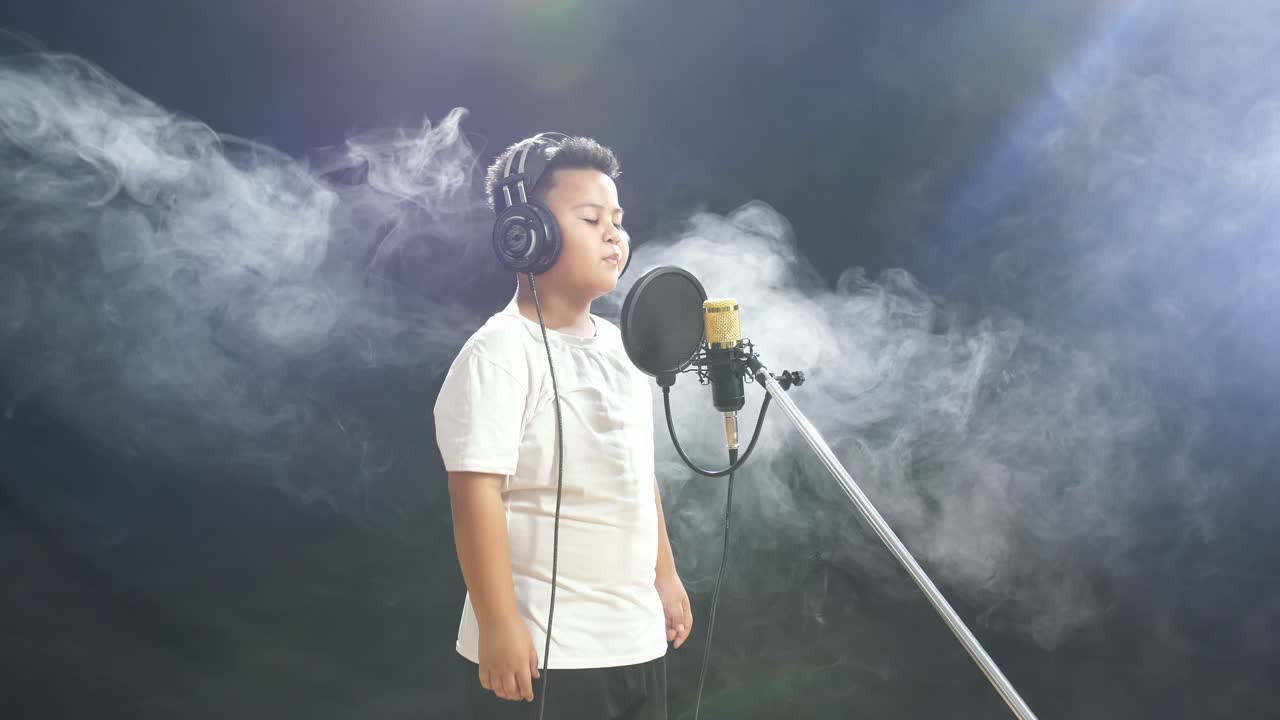 스튜디오에서 노래하는 어린 소년