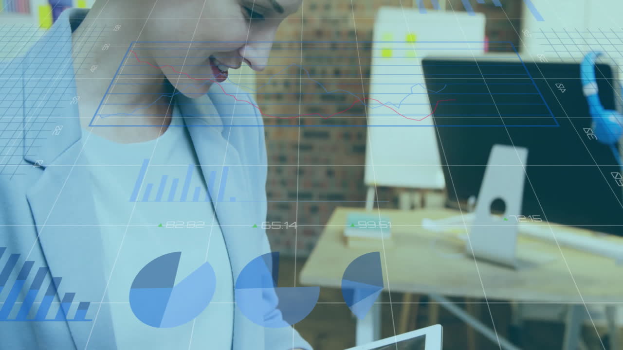 animación de procesamiento de datos y diagramas sobre mujer caucásica usando tableta
