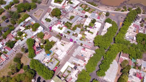 vista aérea de dolly en el centro colonial de la colonia del sacramento, uruguay