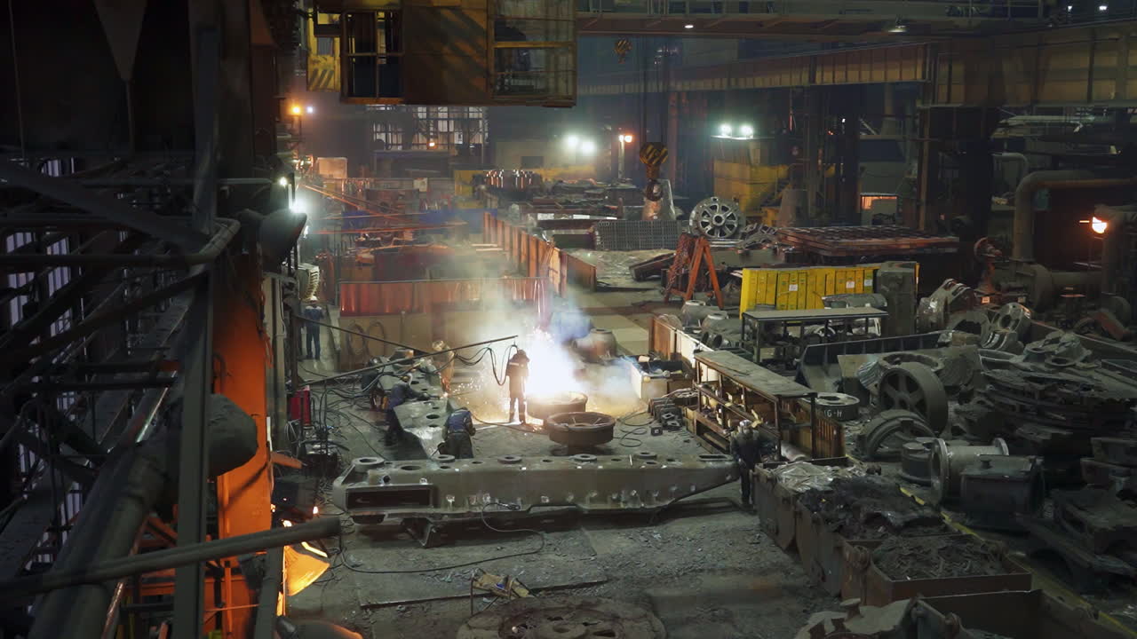 промышленное металлообрабатывающее предприятие ночью