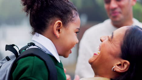 feliz, abrazar y un niño con la madre después de la escuela