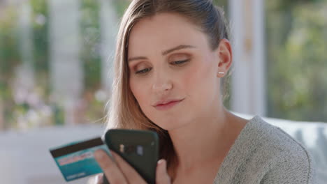 mujer joven usando un teléfono inteligente comprando en línea gastando dinero en tarjeta de crédito aplicación de banca móvil con moneda digital sonriendo disfrutando de la libertad financiera imágenes de 4k