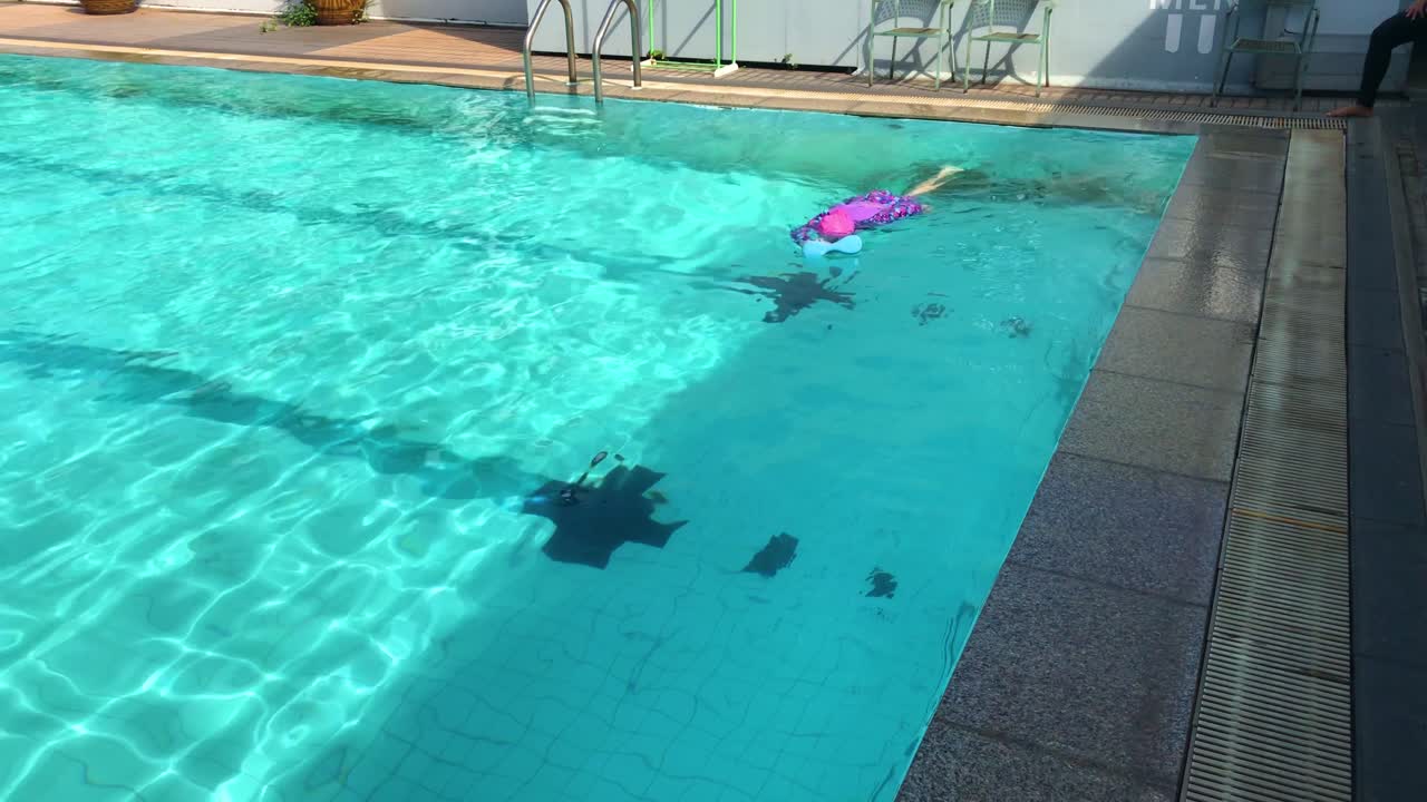 niña pequeña asiática practica nadar en la piscina, piscina al aire libre