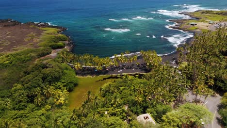 Playa-De-Punaluʻu-Con-Arena-Negra-Y-Agua-Turquesa-En-La-Isla-Grande-De-Hawaii---Toma-Aérea-De-Drones