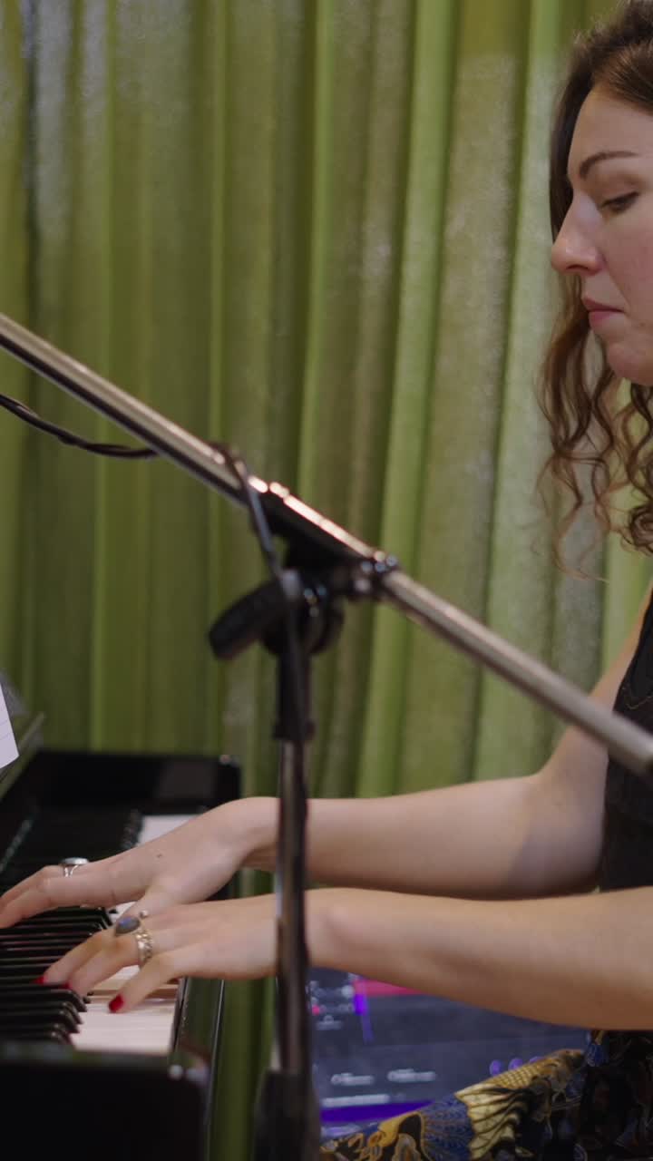 mujer tocando el piano