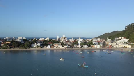 Barcos-De-Pesca-En-Una-Bahía-Tranquila-Cerca-De-La-Playa-De-Zimbros-En-Bombinhas-Aérea