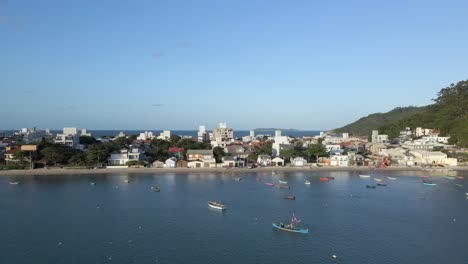 barcos de pesca en una bahía tranquila cerca de la playa de zimbros en bombinhas aérea