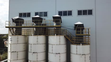 tanques de almacenamiento industrial y sistema de ventilación
