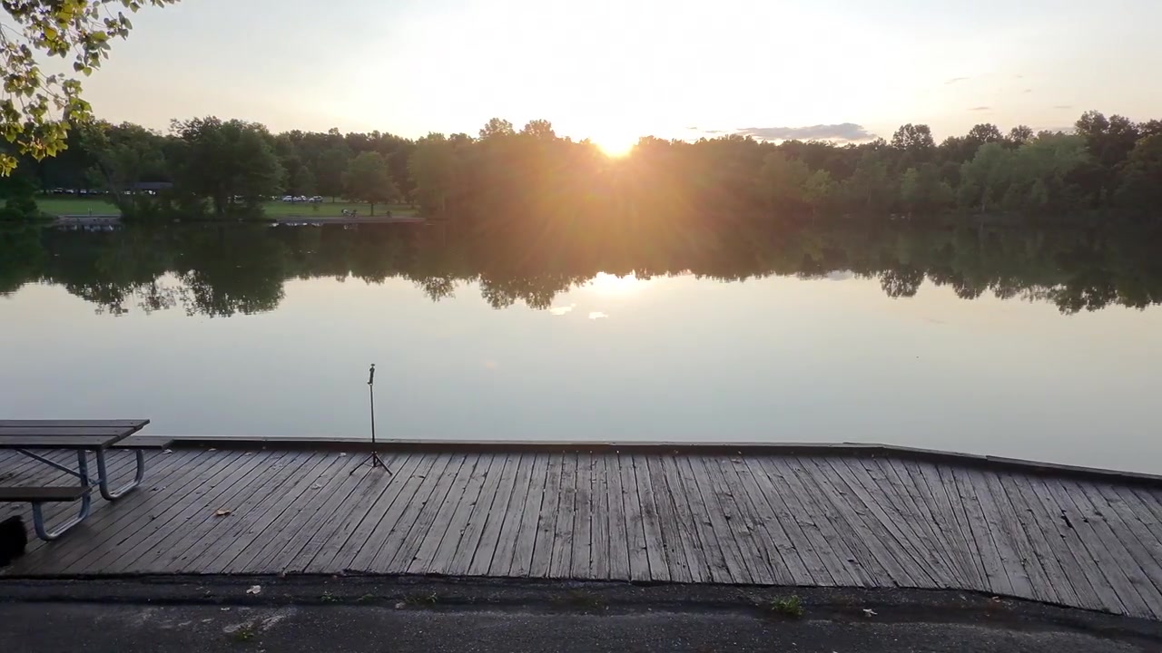 Ripresa aerea con drone del lago Schrock al tramonto a Sharon Woods a Westerville, Ohio