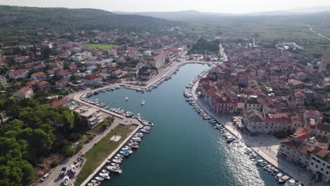 barcos atracados en el puerto de la isla de stari grad hvar, croacia, vista general aérea