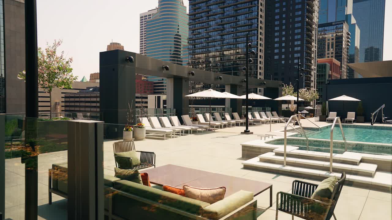 en un tiro de una lujosa cubierta de piscina en lo alto de un edificio de gran altura en una ciudad bulliciosa, que ofrece un lujoso oasis urbano
