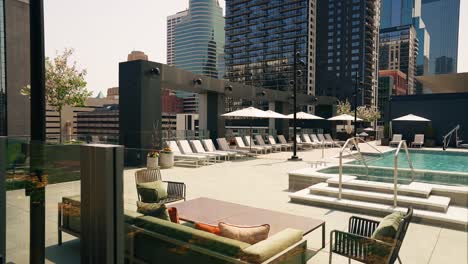 Push-in-Aufnahme-Einer-Großzügigen-Poolterrasse-Auf-Einem-Hochhaus-In-Einer-Geschäftigen-Stadt,-Die-Eine-Luxuriöse-Urbane-Oase-Bietet